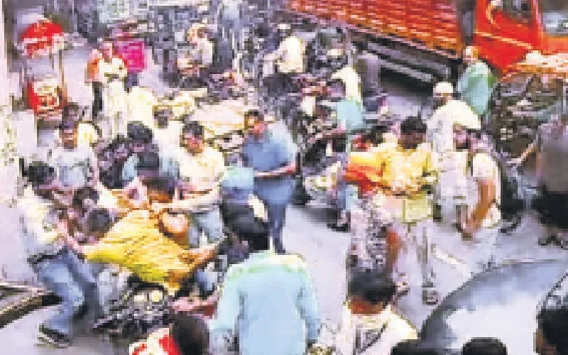 मुरादाबाद : फिल्मी अंदाज में 500 रुपये के लिए घर में घुसकर की मारपीट, वीडियो वायरल