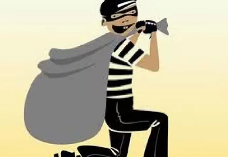 रामपुर : चोरों ने फिल्मी अंदाज में दिया चोरी की घटना को अंजाम, लोगों ने एक युवक को रंगे हाथ दबोचा