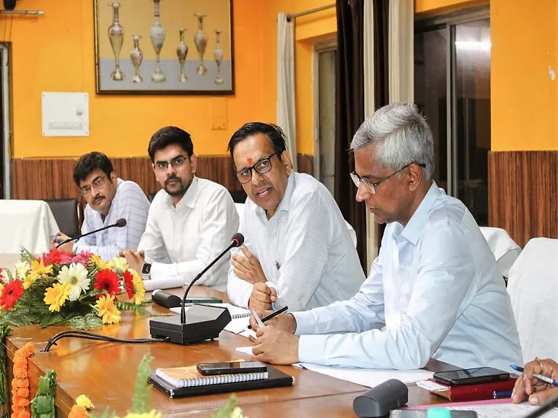 मुरादाबाद : डेंगू को देखते हुए चिकित्सक रहें सतर्क, केंद्रों पर पर्याप्त दवा रखें...डीएम ने दिए निर्देश