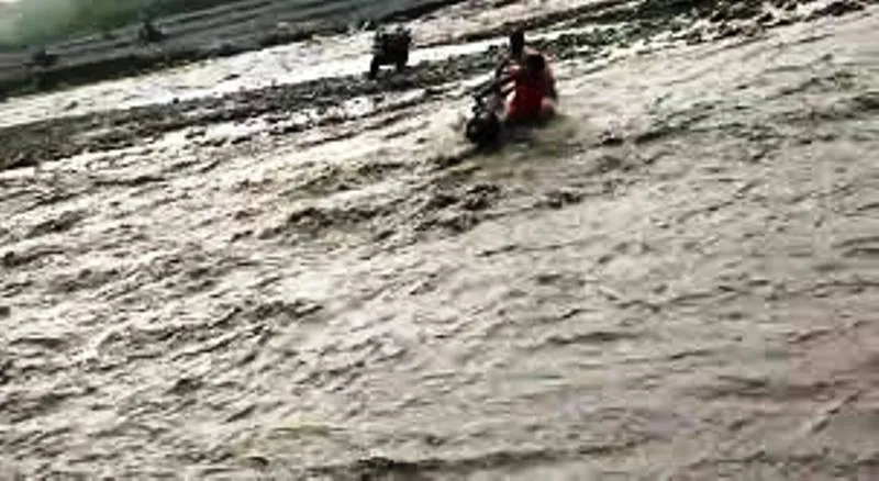 कालाढूंगी: निहाल नदी में बह गया शिक्षक, पत्थर पकड़कर जान बचाई 