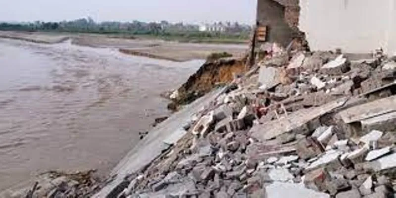 काशीपुर: ढेला नदी में समाए 5 मकान, एक गिरने की जद में