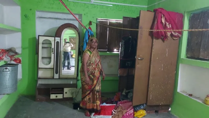 Etawah News: चोरों ने दो घरों को बनाया निशाना, लाखों रुपये के जेवरात, नगदी चोरी, फायरिंग कर भागे