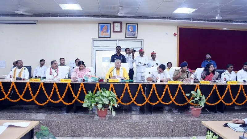 Etawah में प्रभारी मंत्री चौधरी लक्ष्मी नारायण बोले- गौशाला और गांवों मे रखे सफाई, योजनाओं का लाभ पात्रों को दें