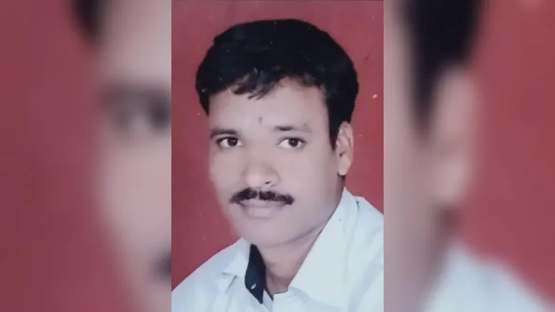 Etawah News: शिक्षामित्र ने ट्रेन के आगे कूदकर की आत्महत्या, पत्नी से तंग आकर उठाया कदम, जेब से मिला सुसाइड नोट