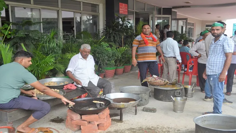  मुरादाबाद: दूसरे दिन भी जिद पर अड़े रहे किसान, जारी है अनिश्चितकालीन धरना