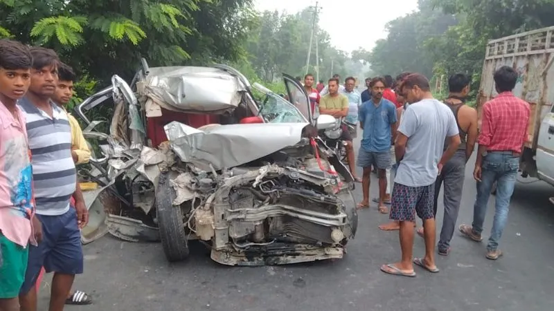 Farrukhabad: सीमेंट लदे ट्रैक्टर ने अर्टिगा में मारी टक्कर, कार के उड़े परखच्चे, मदद के लिए चिल्लाते रहे घायल
