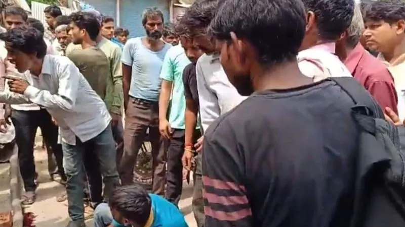 Farrukhabad Accident : ट्रक की टक्कर से फल विक्रेता की मौत, परिजनों ने शव रख लगाया जाम, आवागमन बंद