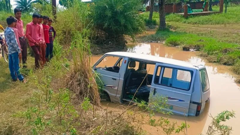 Farrukhabad Accident: लोडर ने स्कूली वैन में मारी टक्कर, पानी भरे गड्ढे में गिरी, बच्चों में मची चीख-पुकार