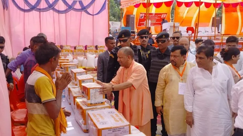 CM Yogi Adityanath पहुंचे फर्रुखाबाद, बाढ़ प्रभावित क्षेत्र में रहने वाले लोगों का जाना हाल, मदद का दिया भरोसा