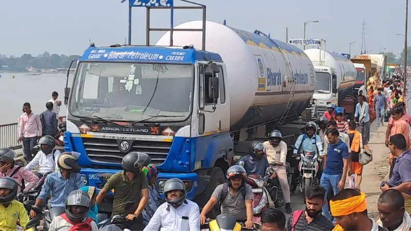 Farrukhabad: सावन की पूर्णिमा पर पांचाल घाट पर भक्तों की भीड़, इटावा बरेली हाइवे पर लगा जाम, राहगीरों के छूटे पसीने