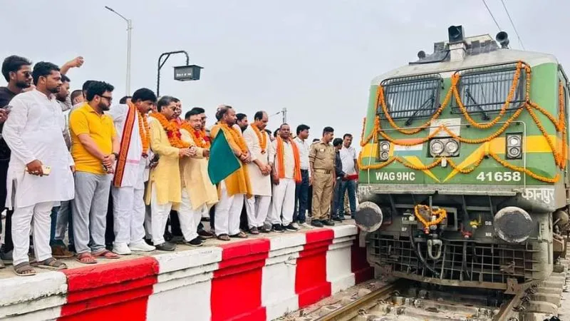 Farrukhabad News : प्रयागराज के लिए चल पड़ी कालिंदी एक्सप्रेस, भाजपा सांसद मुकेश राजपूत ने झंडी दिखा किया रवाना