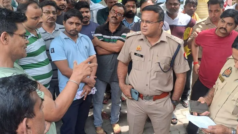 Farrukhabad: भारत स्वच्छता मिशन के कोऑर्डिनेटर ने फांसी लगाकर दी जान, VDO, ADO के साथ इनको ठहराया मौत का जिम्मेदार