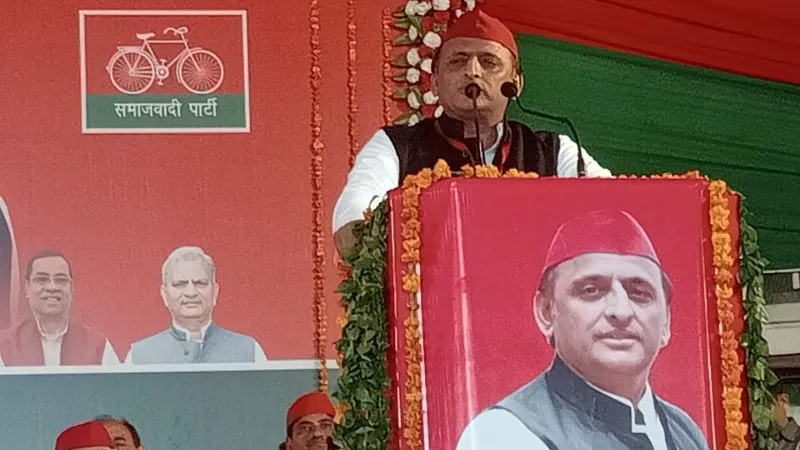 Fatehpur में अखिलेश यादव ने बीजेपी पर साधा निशाना, बोले- 30 करोड़ में कहीं छिपाकर तो नहीं लगा दिए टमाटर के पौधे