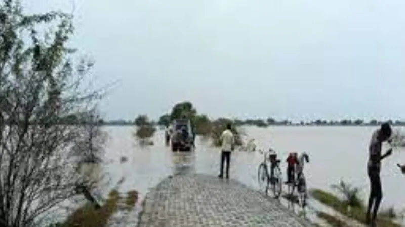 फतेहपुर में बाढ़ : तेजी से बढ़ रहा जलस्तर, ग्रामीणों में मची खलबली, सक्रिय दिखे प्रशासनिक लोग