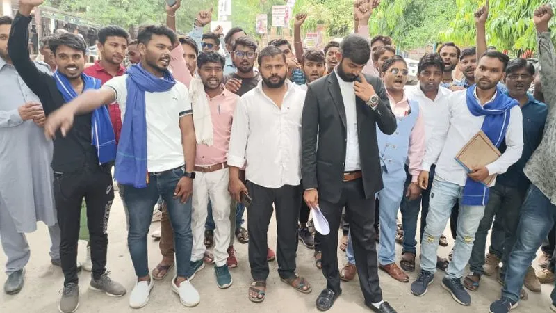Manipur हिंसा पर दहाड़ी भीम आर्मी सेना, Fatehpur में BJP सरकार के खिलाफ कलेक्ट्रेट में किया प्रदर्शन
