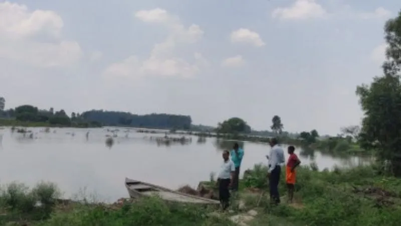 बाढ़ का खतरा: टापू बने बिंदकी फारम व बेनीखेड़ा, हजारों बीघा खेती जलमग्न, ग्रामीणों के चेहरे पर छाई मायूसी