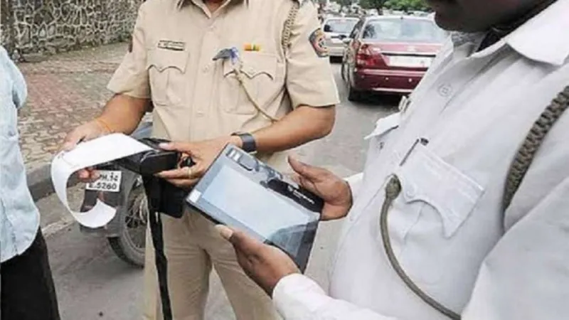 लखनऊ: नो पार्किंग जोन में खड़े 66 वाहनों को  यातायात पुलिस ने उठाया, वसूला जुर्माना