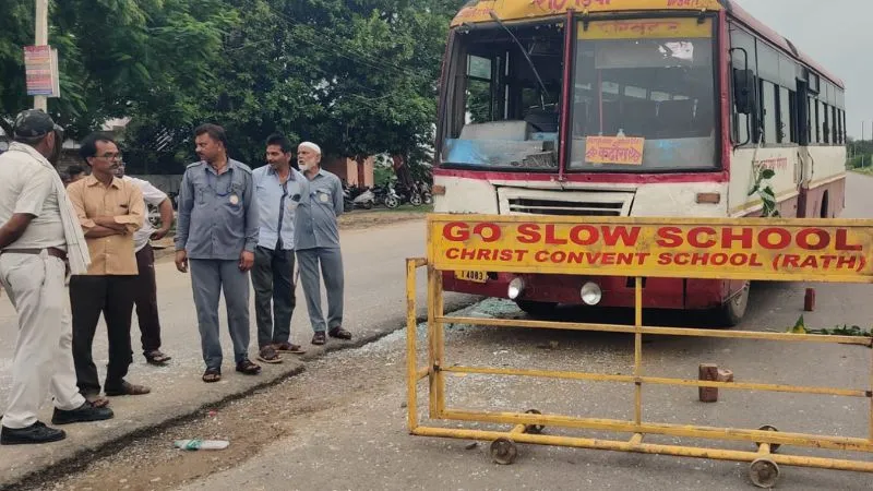 Hamirpur Accident : रोडवेज ने स्कूली बस में मारी टक्कर, आधा दर्जन बच्चे चुटहिल, हादसे के बाद मची चीख-पुकार