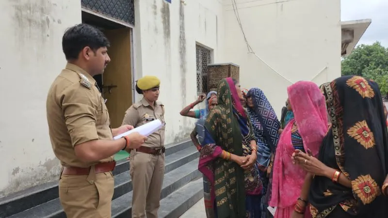 Hamirpur News : शोहदे ने महिलाओं से की अश्लील हरकत, निर्वस्त्र होकर हो गया खड़ा, सीओ से की शिकायत