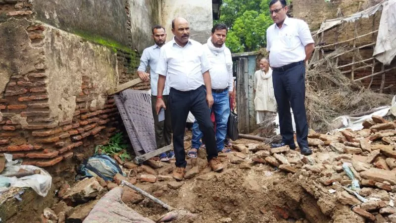 Hamirpur News: भरभराकर गिरा किसान का कच्चा घर, मलबे में दबकर वृद्ध की मौत, परिजनों में मचा कोहराम