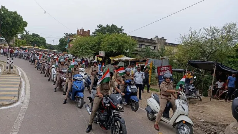 Hamirpur: मेरी माटी मेरा देश व हर घर तिरंगा अभियान, बाइक तिरंगा रैली को डीएम, एसपी ने हरी झंडी दिखाकर किया रवाना 
