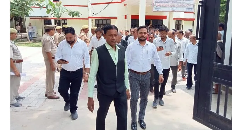 Hamirpur News: मांगों को लेकर अधिवक्ताओं का प्रदर्शन जारी, 9वें दिन भी अदालती कार्य रहा बंद