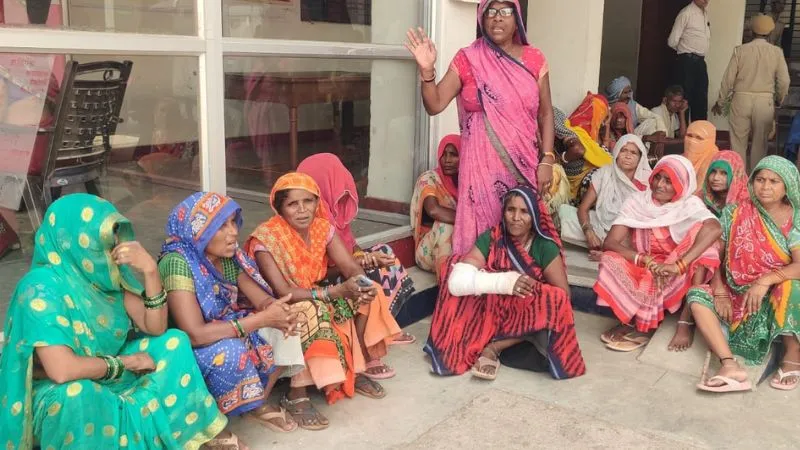 Hamirpur News : सफाई कर्मियों ने कोतवाली पहुंच काटा हंगामा, नगर पालिका में तैनात महिला से की थी मारपीट