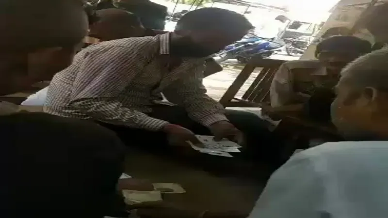 हरदोई: कचहरी में लगता है जुआरियों का मजमा, अधिवक्ता के तख्त पर ताश खेलते वीडियो हुआ वायरल 