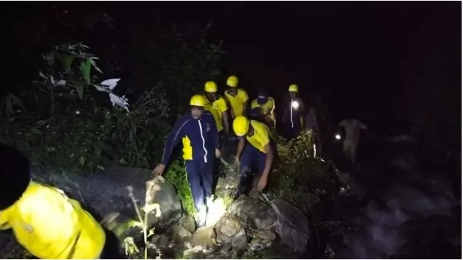 चमोली: सलूड़ में एक कार अनियंत्रित होकर 100 मीटर गहरी खाई में जा गिरी, एक की मौत, 4 घायल 