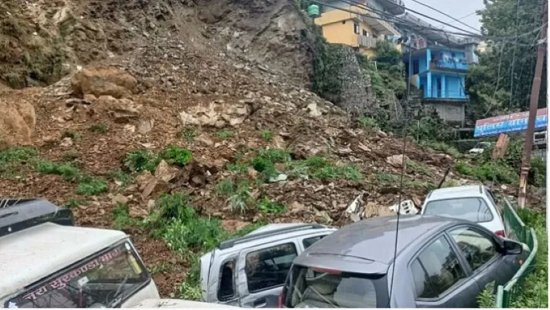 टिहरी: टैक्सी पार्किंग में भारी भूस्खलन, मलबे की चपेट में आए दो वाहन  