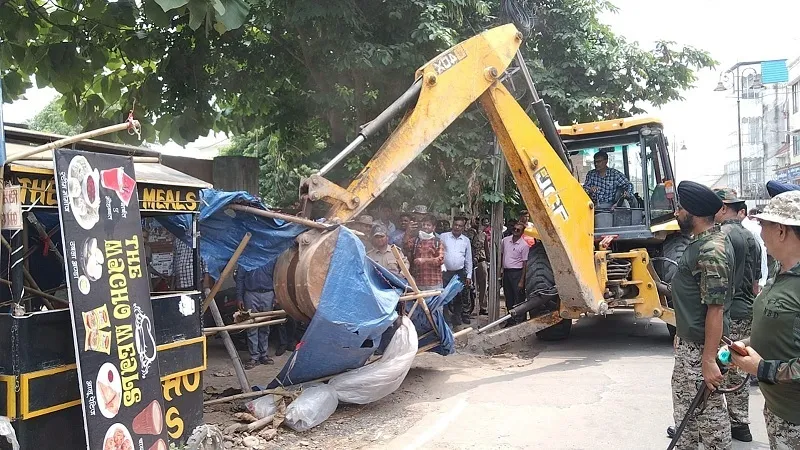 मुरादाबाद: नगर निगम की टीम ने कंपनी बाग क्षेत्र से हटवाया अतिक्रमण, अवैध निर्माण ध्वस्त 