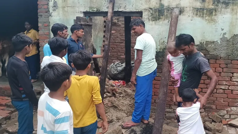  संभल: बरसात में गिरी मकान की छत, महिला व तीन बच्चे घायल