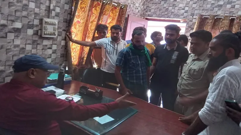 संभल: छात्र के प्रवेश को लेकर भाकियू का हंगामा, प्रदर्शन