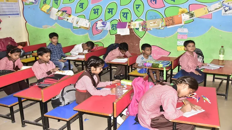 मुरादाबाद : बिना कक्षा, शिक्षकों के संवारा जा रहा बच्चों का भविष्य