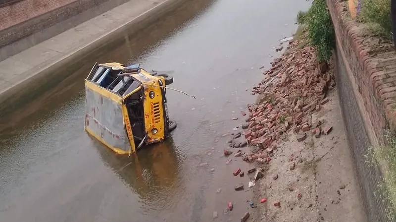मुरादाबाद: कबाड़ की चेसिस पर दौड़ रही थी एनएस इंटरनेशनल स्कूल की बस
