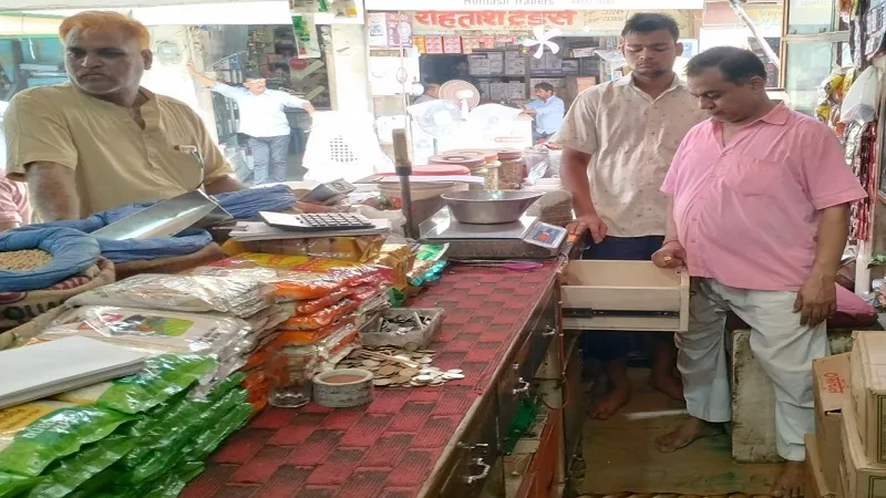संभल: प्रोविजनल स्टोर से 45 हजार की नकदी चोरी, दुकान की दूसरी मंजिल से लोहे की जाली काट नीचे उतरे थे चोर