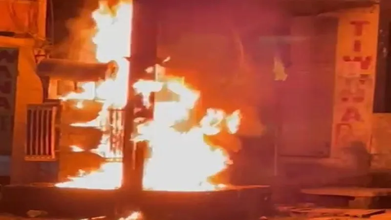 रामपुर: ट्रांसफार्मर से अचानक उठने लगी लपटें, मच गया हड़कंप, जानिए क्यों