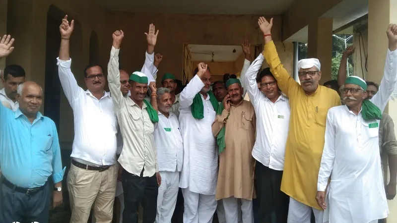 मुरादाबाद: किसी कीमत पर एमडीए को नहीं देंगे जमीन, मंडलायुक्त को सौंपा ज्ञापन