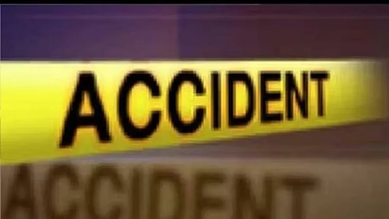 लखनऊ : लोहे का पाइप तोड़कर दीवार में घुसी तेज रफ्तार बाइक, युवक की मौत 