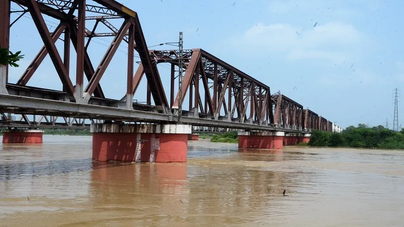 मुरादाबाद: रामगंगा नदी चेतावनी जलस्तर के पार, कोसी भी उफान पर