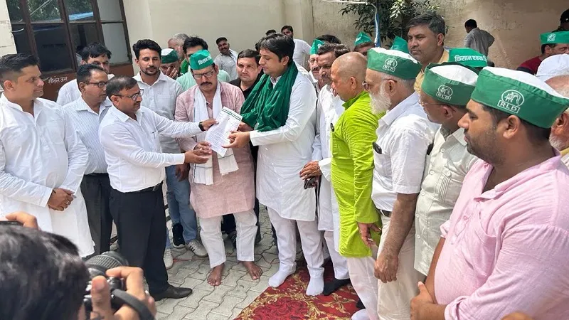 मुरादाबाद: बकाया गन्ना भुगतान कराने को लेकर रालोद का धरना, मुख्यमंत्री को संबोधित कर सौंपा ज्ञापन 