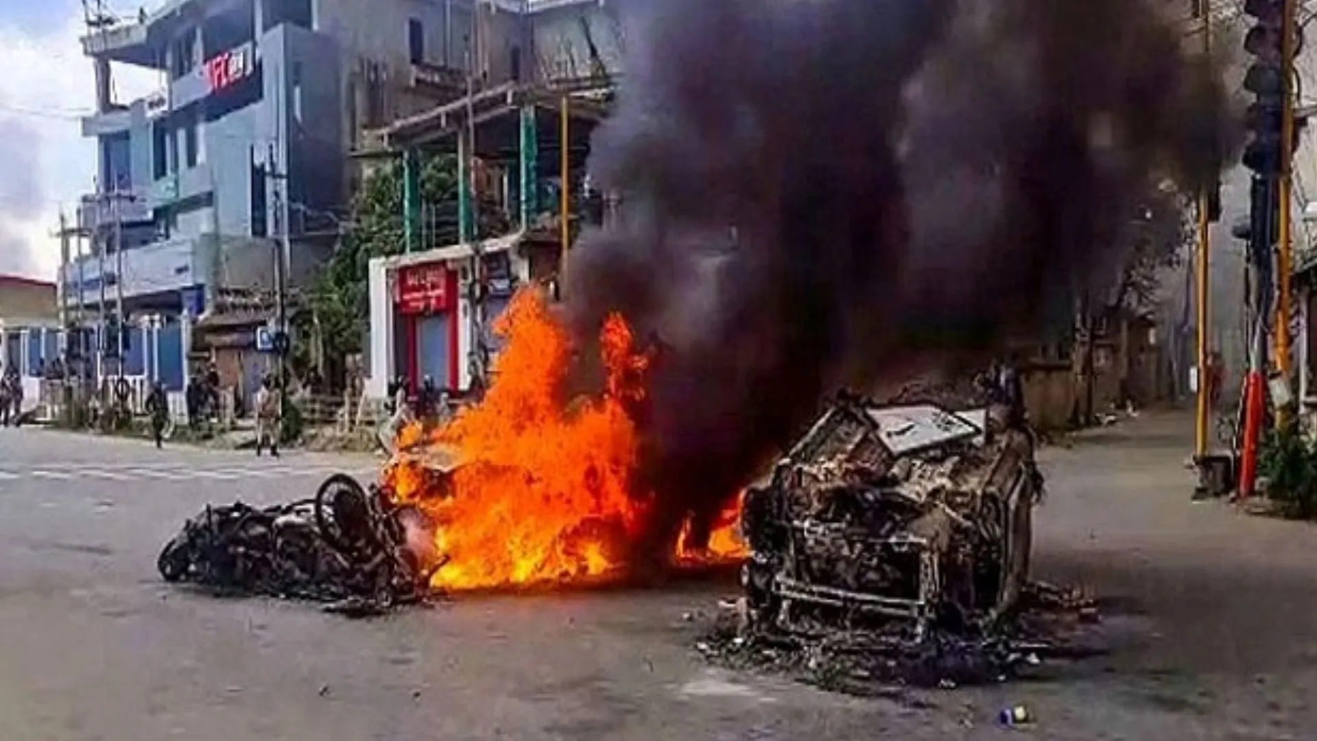 मणिपुर में फिर भड़की हिंसा , पुलिसकर्मी समेत दो घायल, इंफाल घाटी में फिर से कर्फ्यू लगा