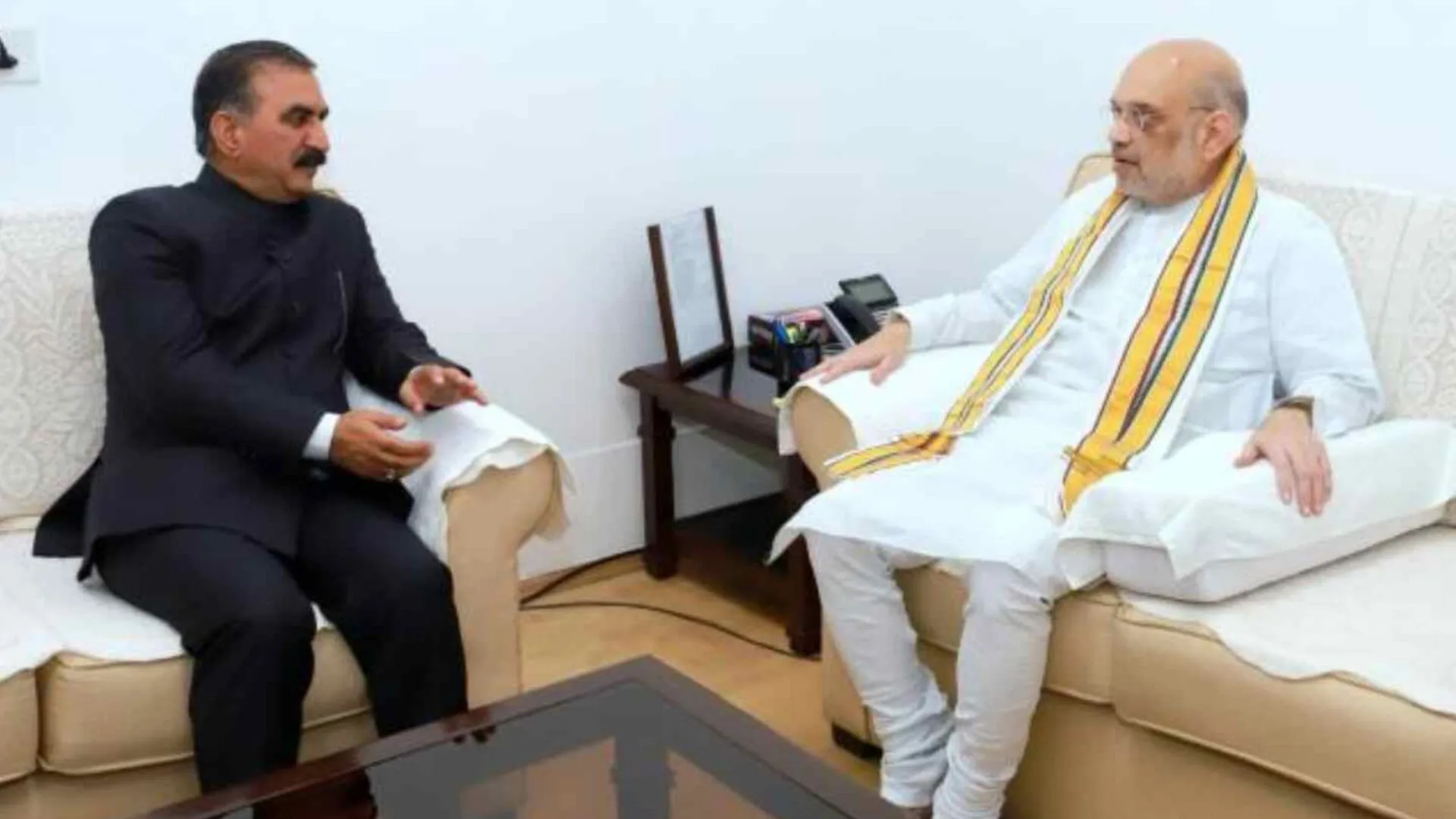 हिमाचल के मुख्यमंत्री ने की शाह से मुलाकात, 2,000 करोड़ रुपये की तत्काल सहायता मांगी