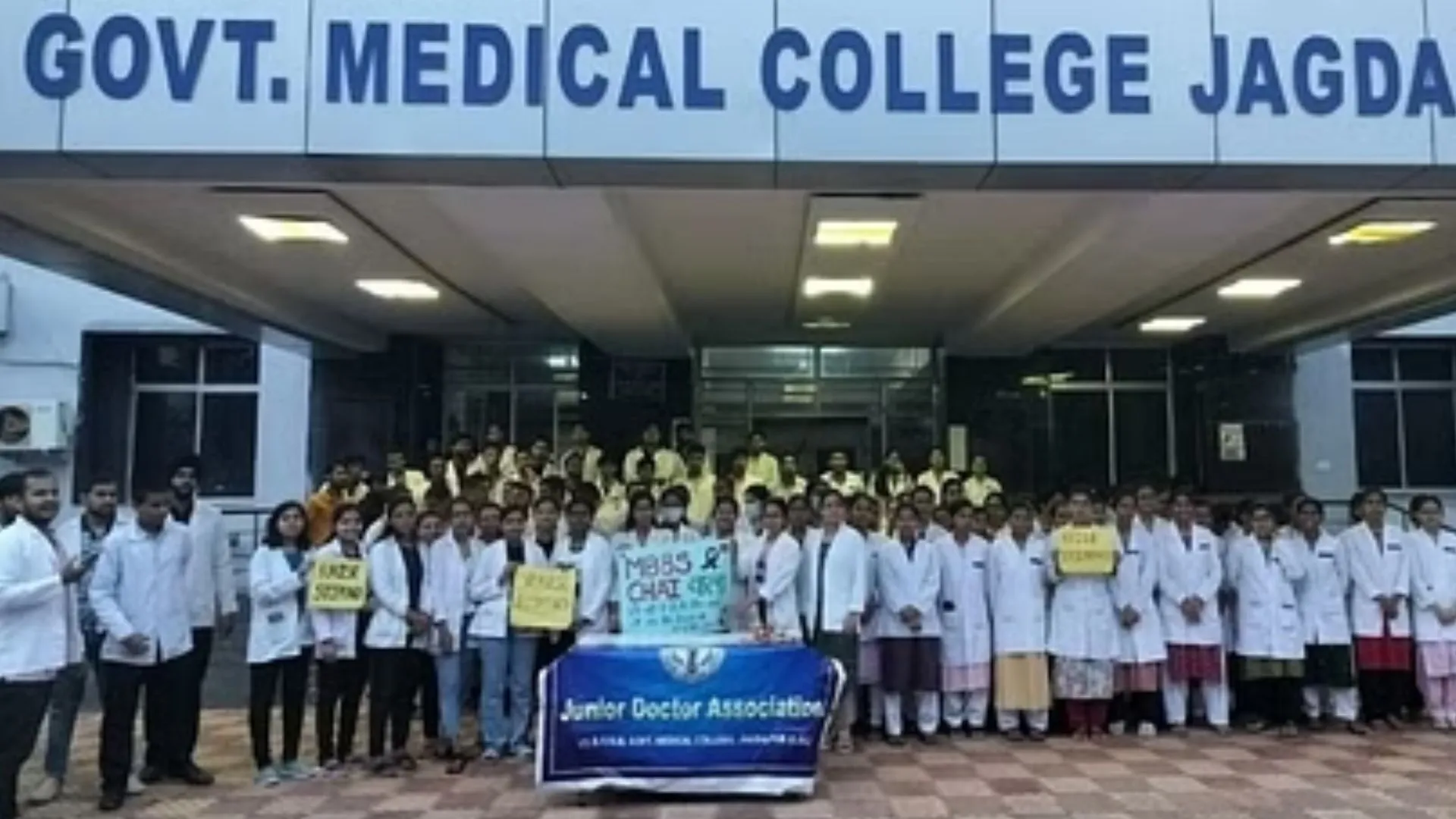  छत्तीसगढ़: डॉक्टरों ने अपनी मांगों को लेकर लगाई एमबीबीएस चाय स्टॉल 