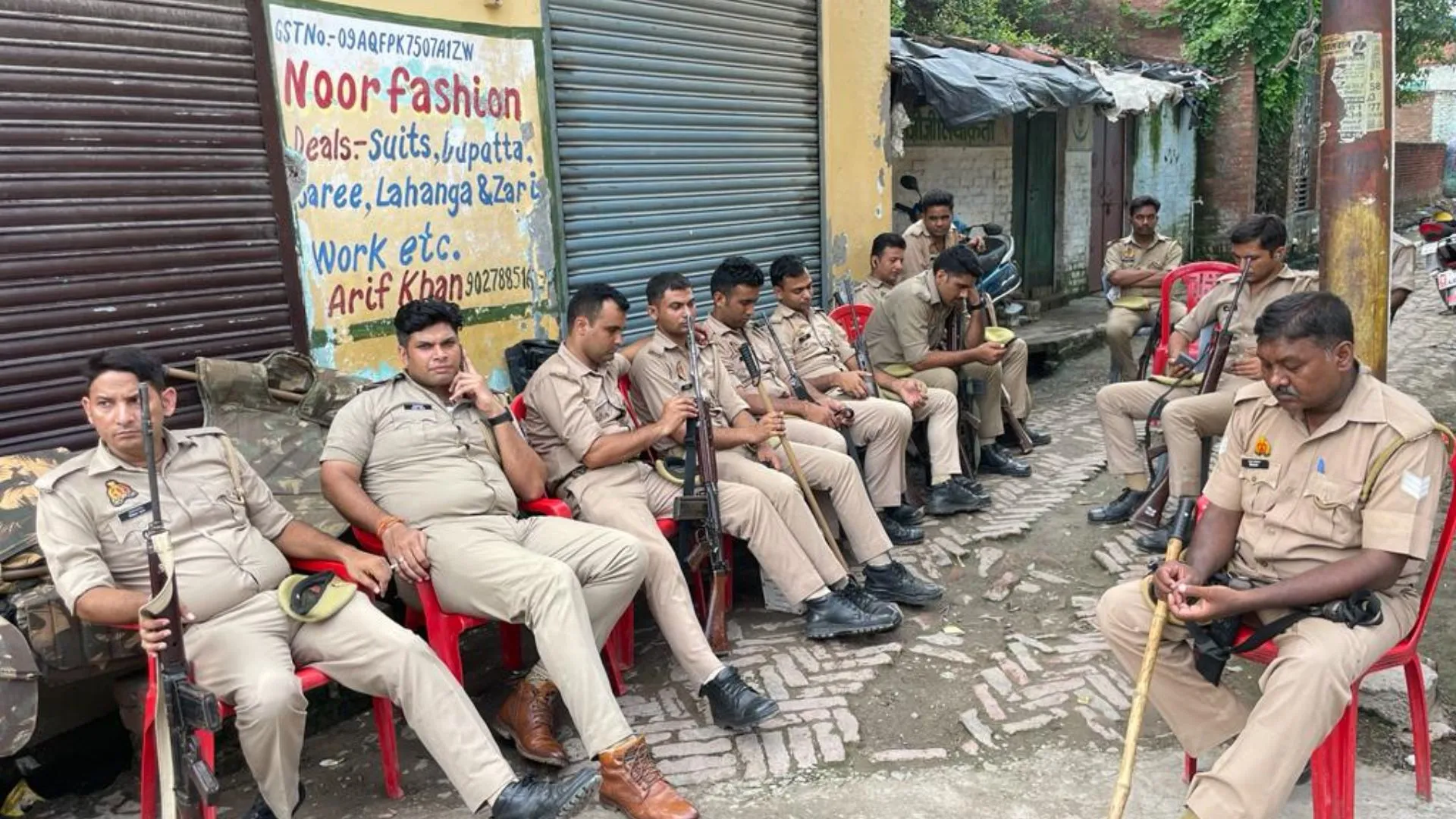 बरेली: जोगी नवादा में तैनात फोर्स को शौचालय और पानी की बड़ी दिक्कत, खरीद कर बुझा रहे प्यास