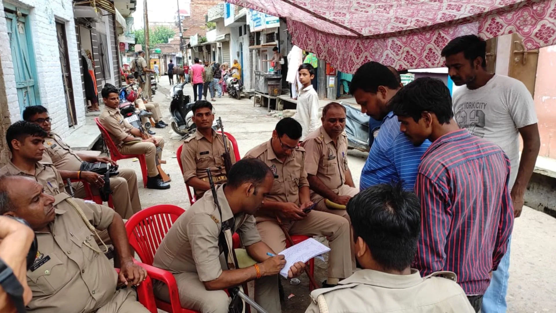 बरेली: जोगी नवादा में हालात सामान्य, आने जाने वालों पर पुलिस की नजर