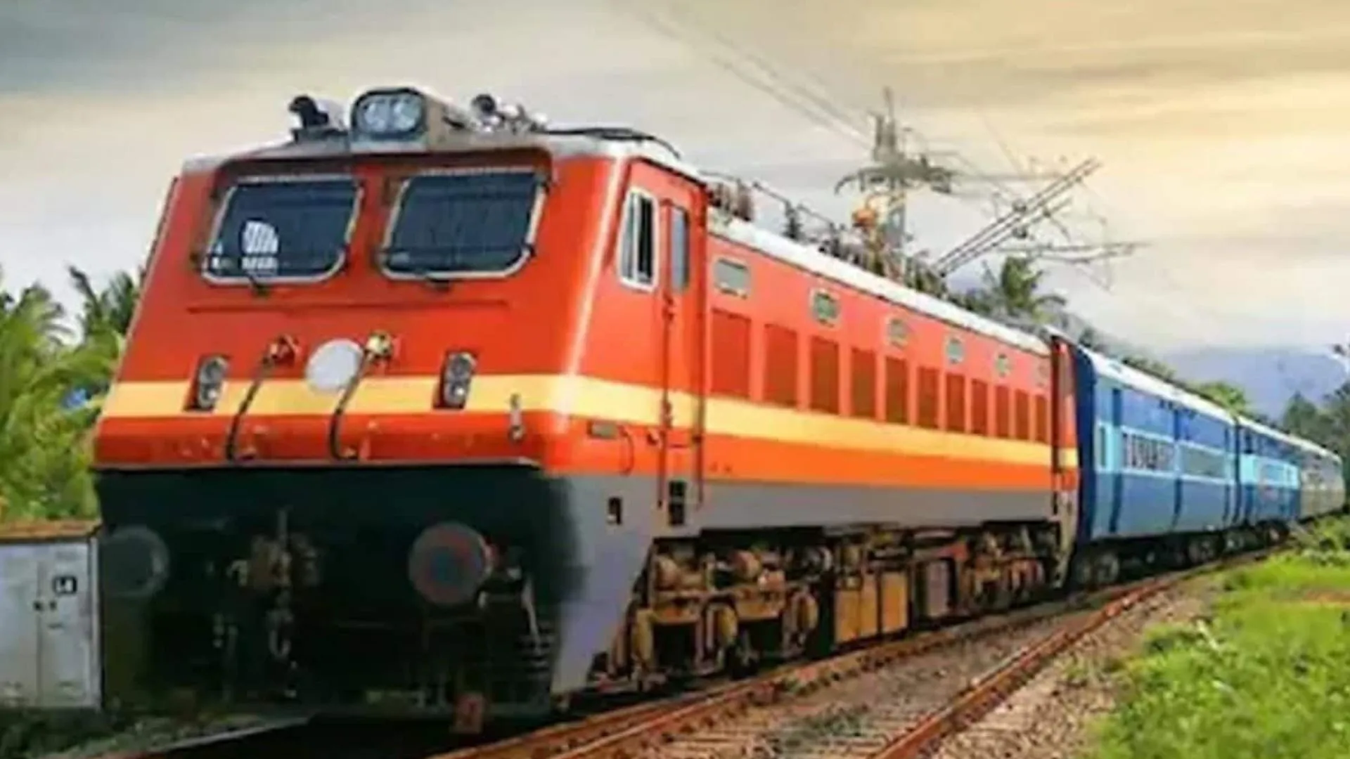 बरेली: रेलवे का सफर मुश्किल दौर में, जंक्शन पर बढ़ती जा रही हैं ट्रेनें और यात्री, कम होता जा रहा है स्टाफ