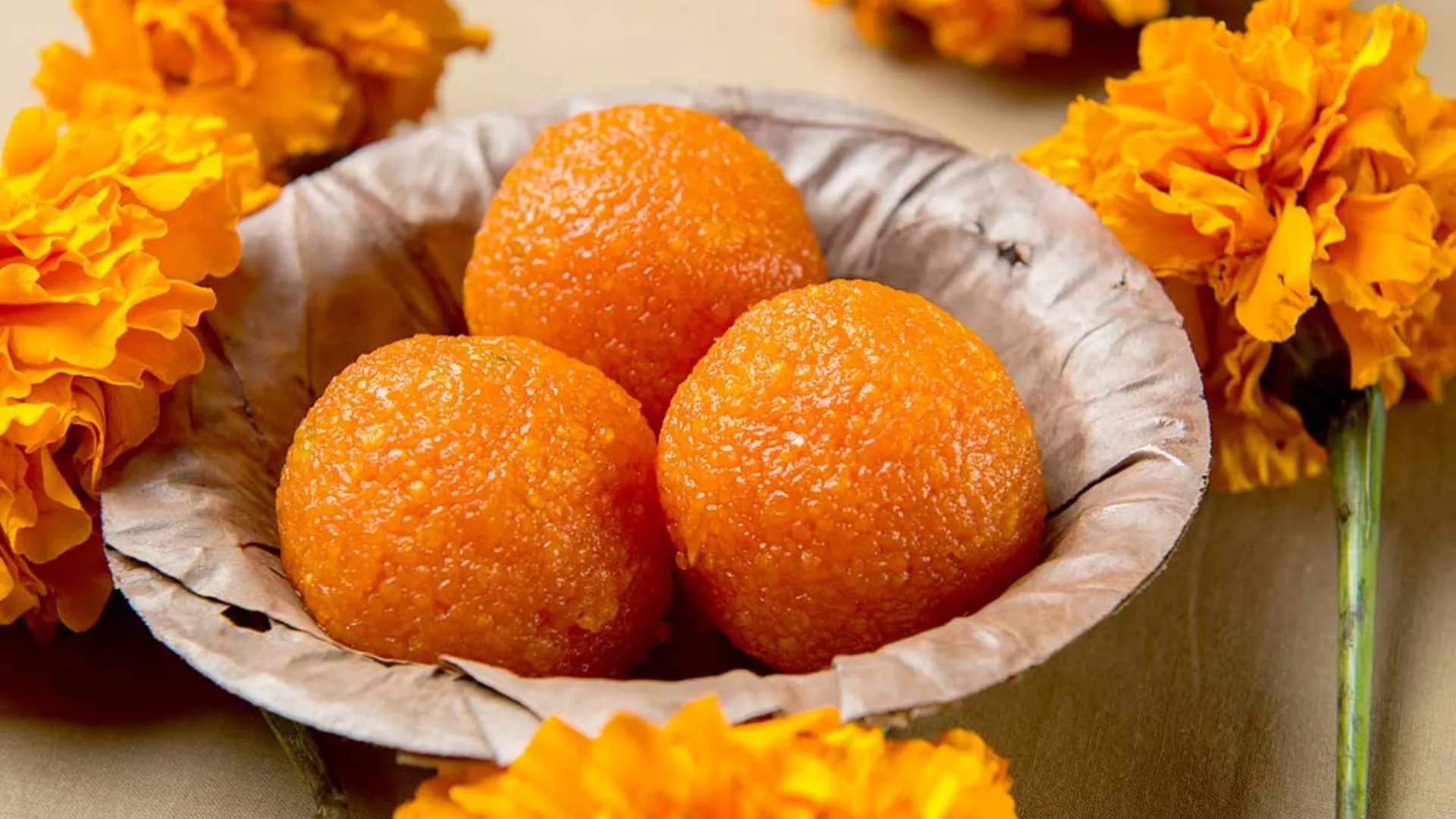 पीलीभीत: दूसरे समुदाय के लोगों ने लगाई प्रसाद की दुकान...फिर क्या हुआ जानें