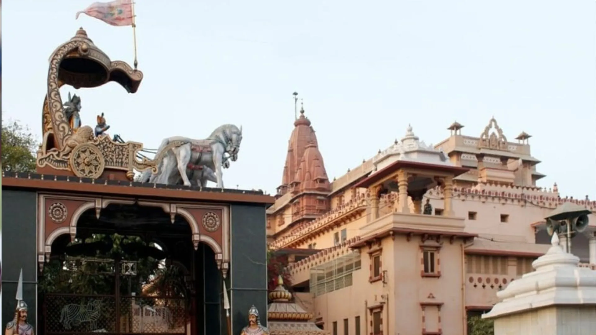 श्रीकृष्ण जन्मभूमि के पास रेलवे की जमीन पर बने बाकी के 135 मकान किये जाएंगे ध्वस्त, दिया नोटिस 