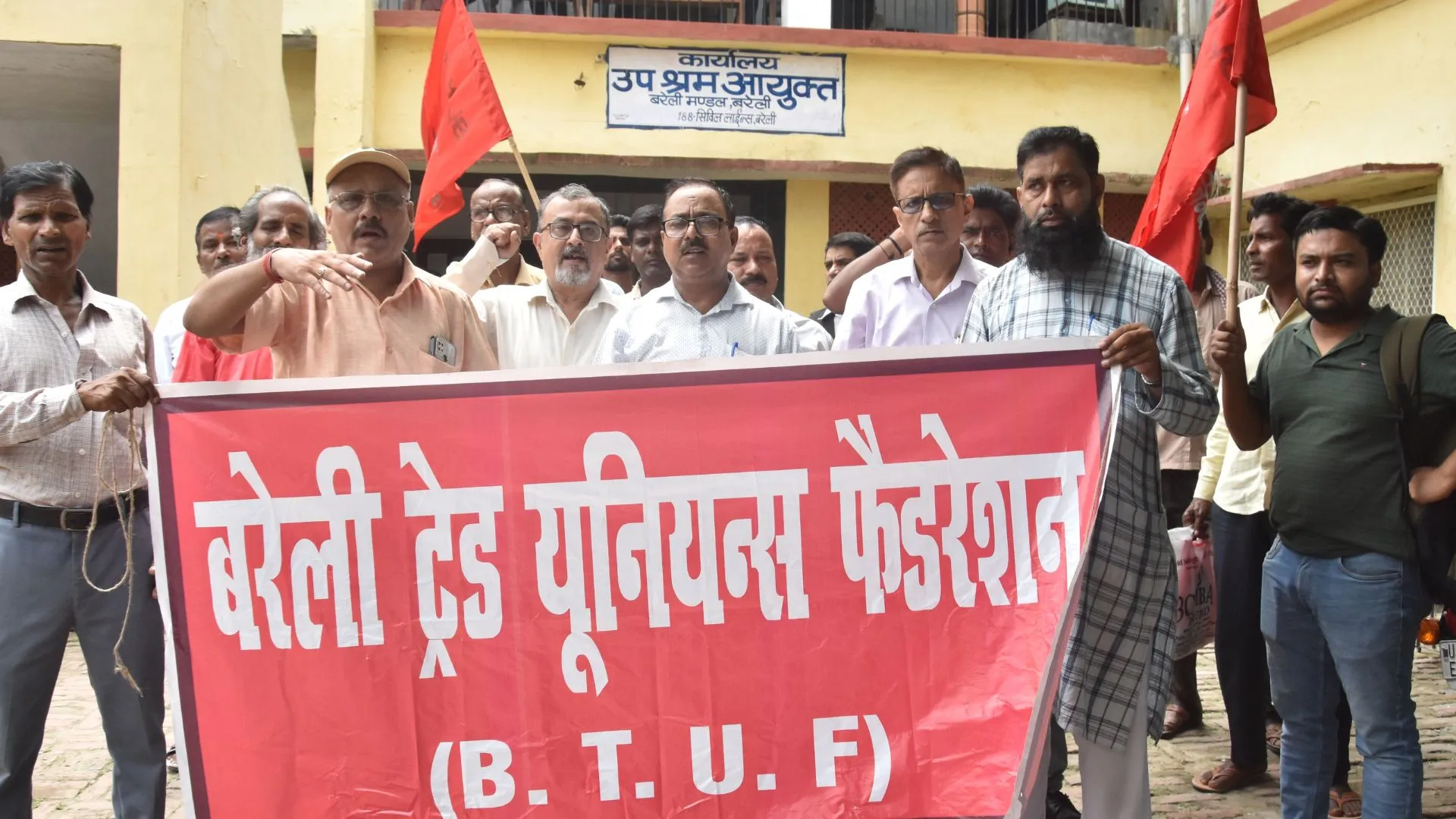 बरेली: 'कारपोरेट हित छोड़ मजदूर हित पर ध्यान दे सरकार'